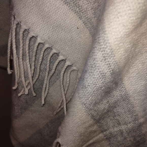 Bnwt R W AND CO WRAP - Picture 3 of 6